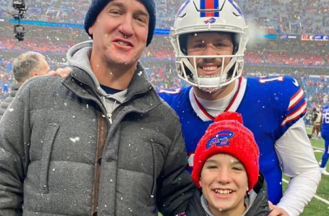 peyton-manning-praises-josh-allen-names-him-best-v0-kSsu90-crTdIhv0xHm7qXPc4RCHgmrVG3YMI6zeSm0Y