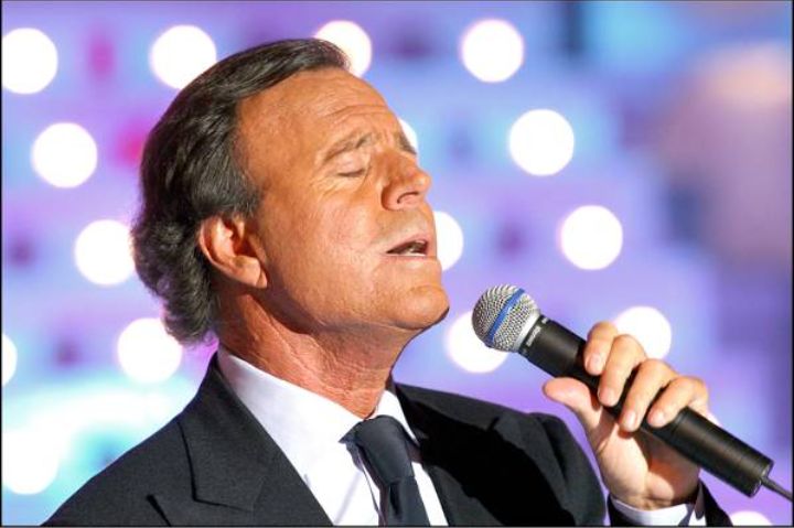 After Decades of Waiting: Julio Iglesias and Enrique Iglesias Finally Record Their First Father-Son Hit Together