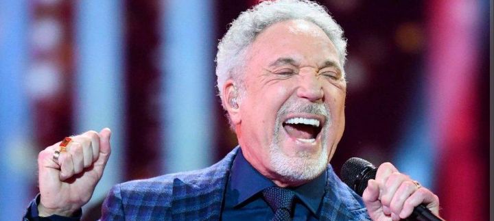 A Surprise New Collaboration: Tom Jones Joins Julio Iglesias on Romantic Song “Moonlight Forever”